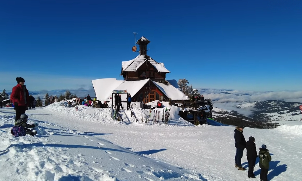 Zlatibor nudi brojne aktivnosti za parove, poput planinarenja, jahanja konja i šetnji kroz prelepe pejzaže